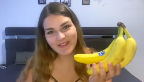 Lena Lust: Banana in her Pussy: Ansehen auf EroticOnly.DE